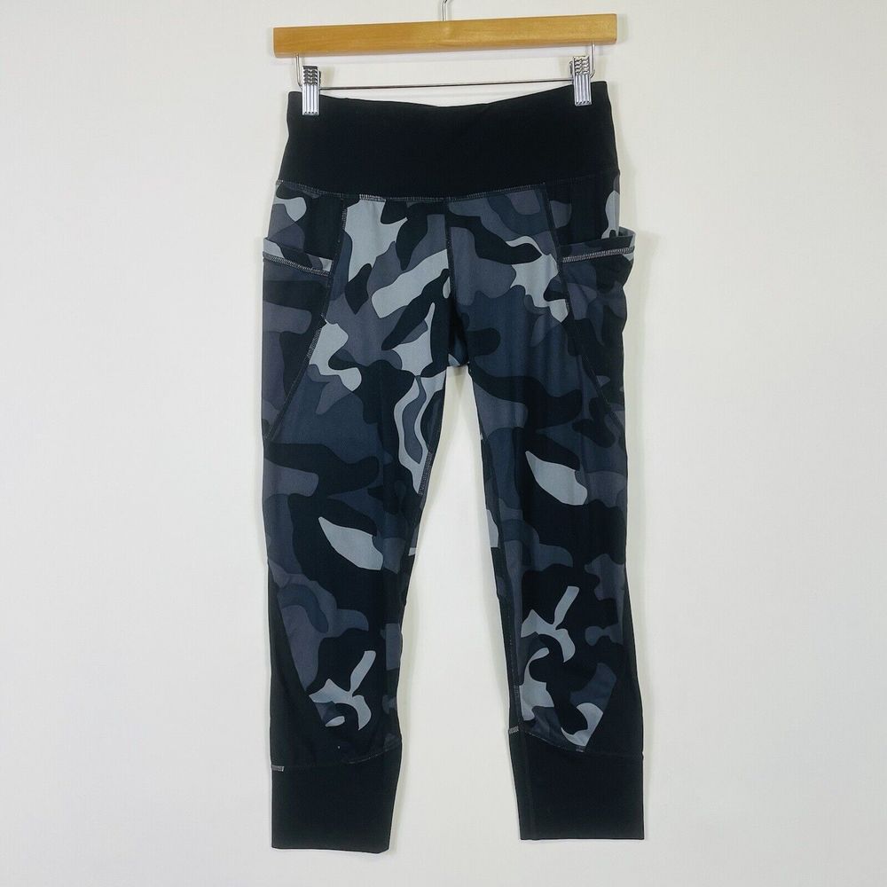 Athleta Chaturaga Soft White Black‎ Camo Print Capri Leggings Pants Womens Small